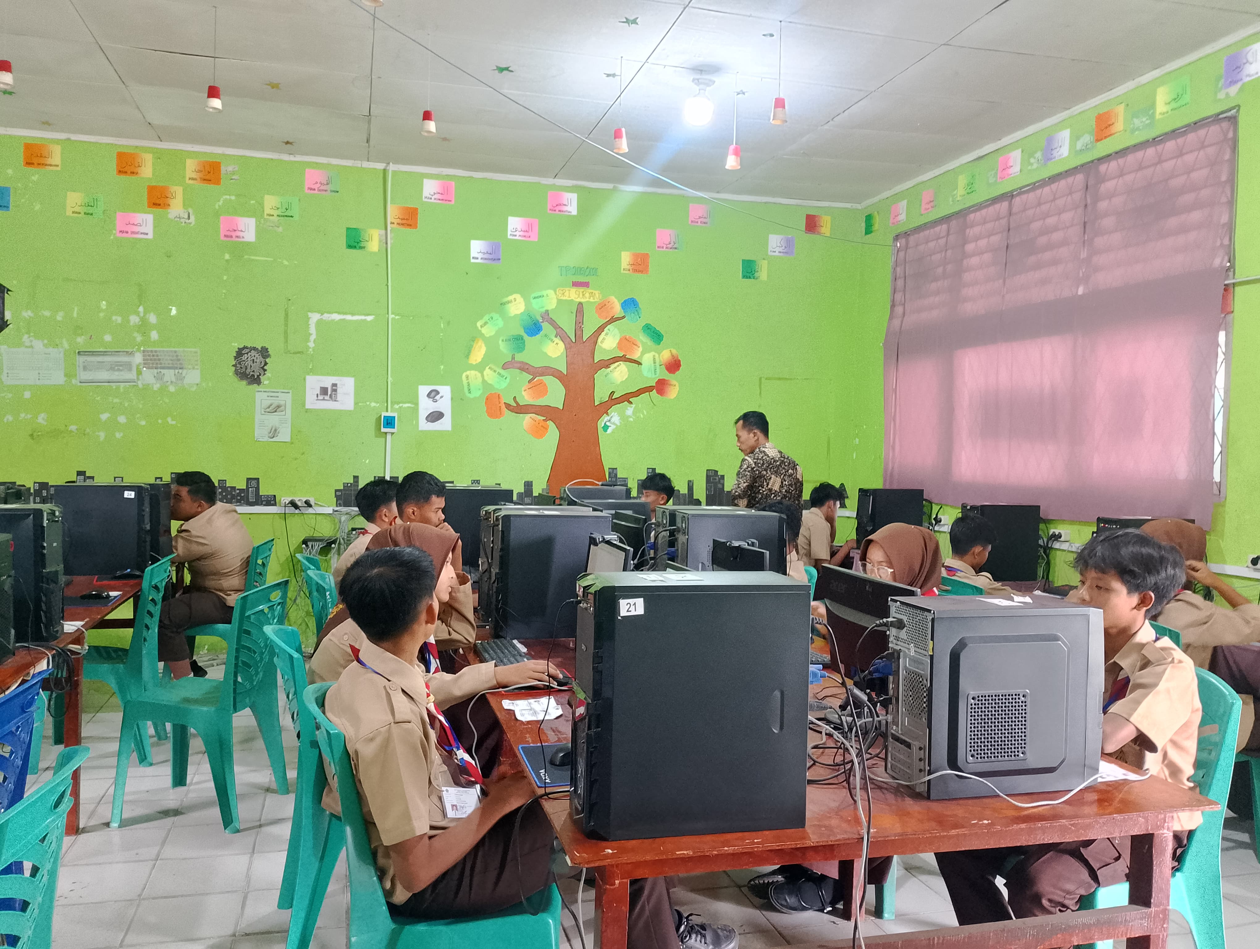 Laboratorium komputer modern dengan perangkat terbaru
