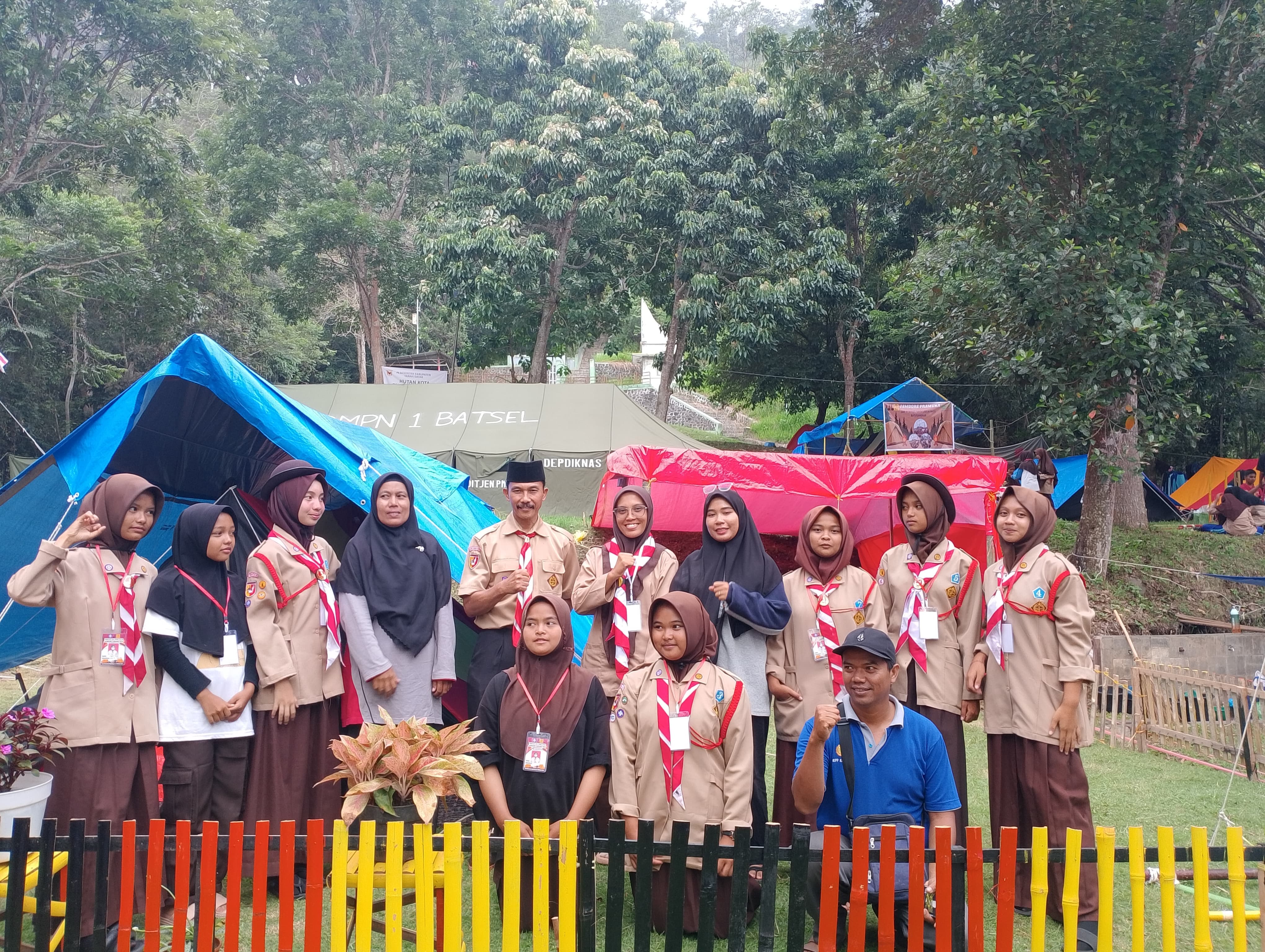 Siswa melakukan kegiatan pramuka