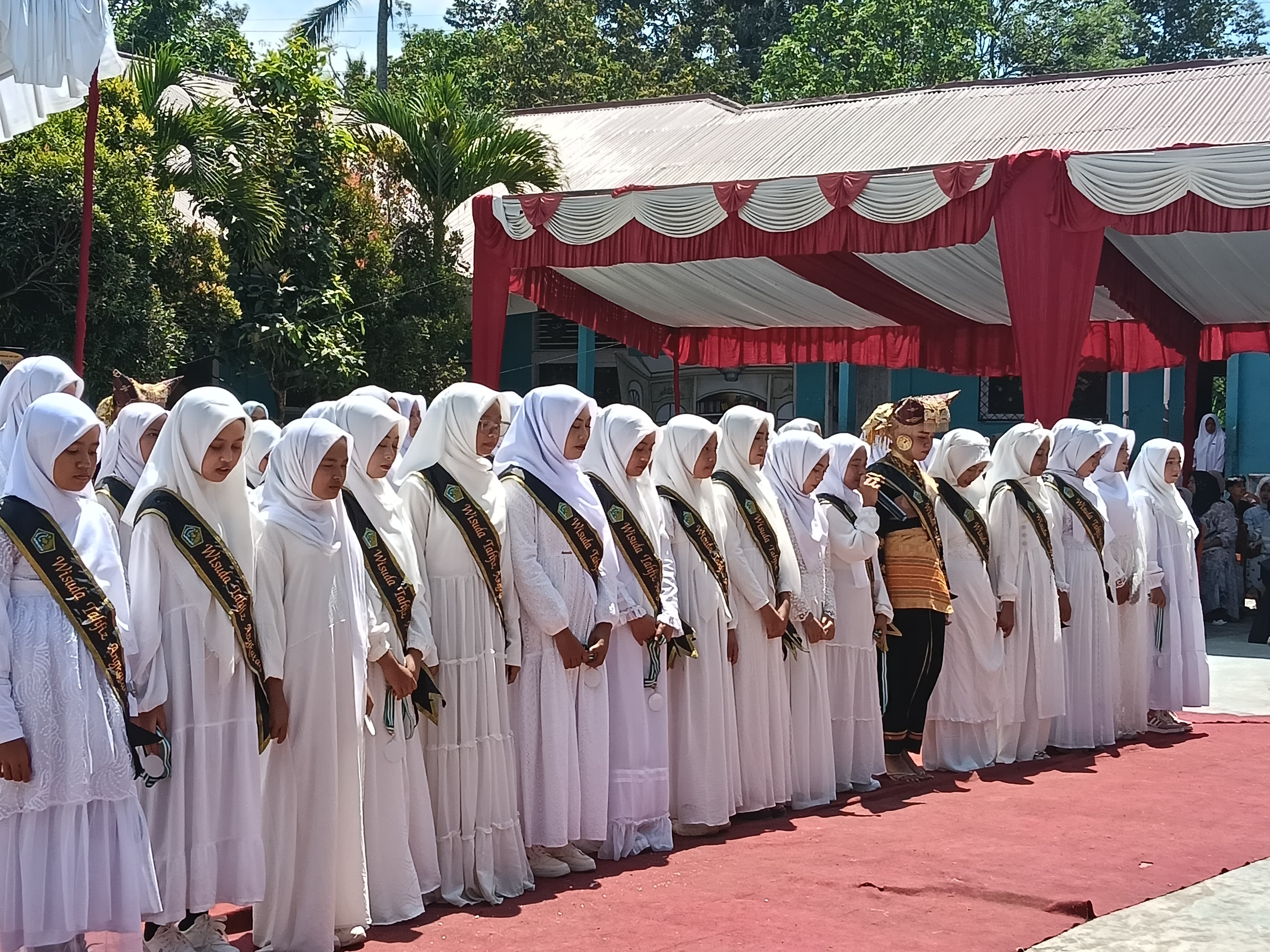 Siswa tahfizh menerima penghargaan